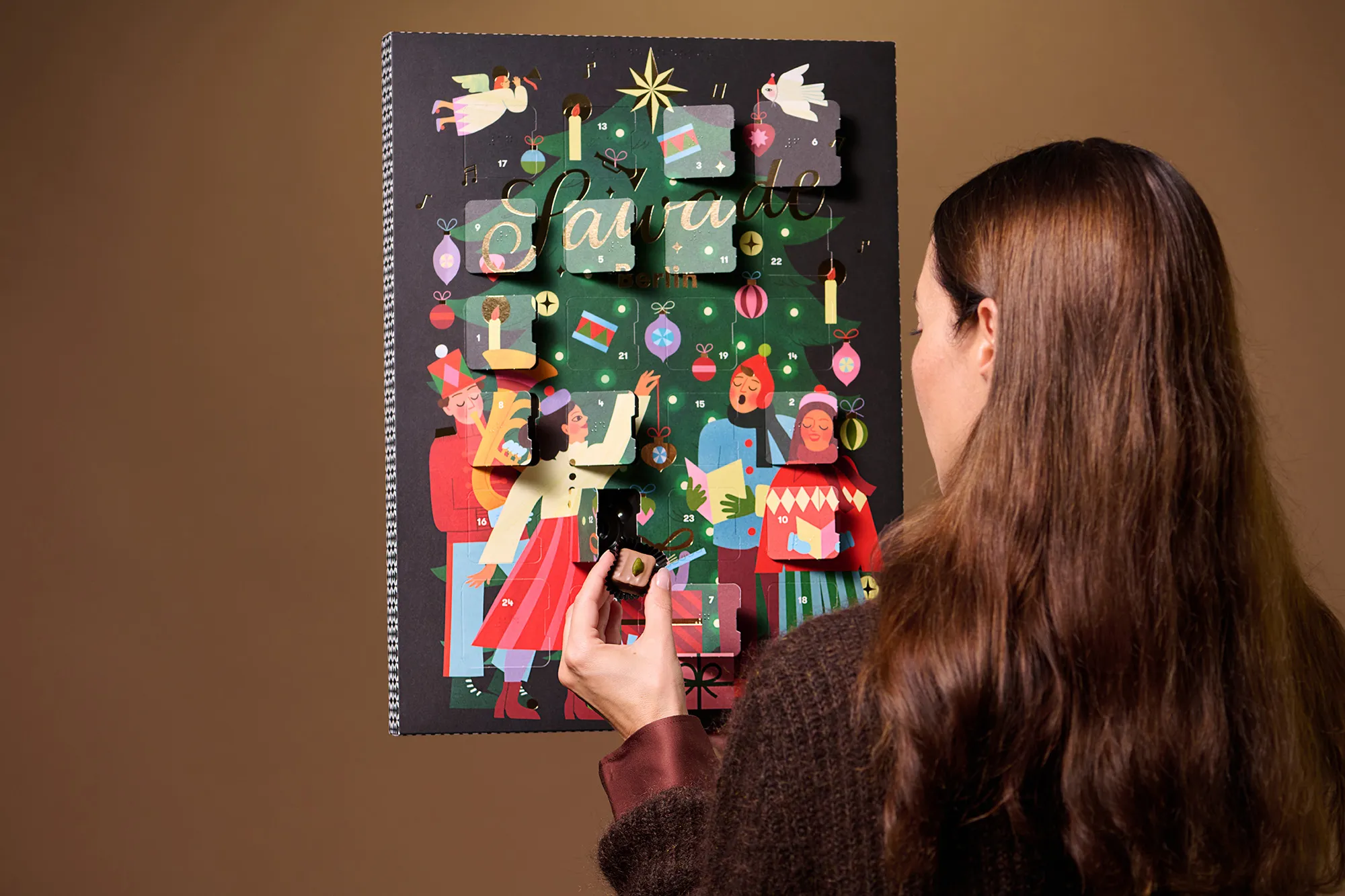 Stimmungsbild: Adventskalender Tannenbaum mit Frau